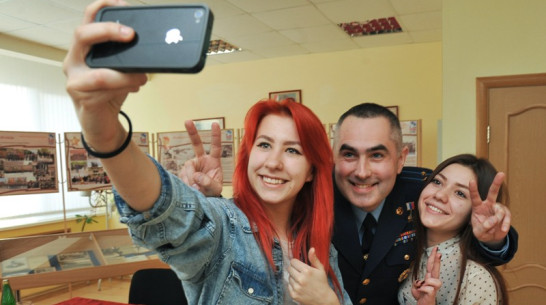 Воронежские полицейские раздадут памятки по безопасному селфи в сентябре