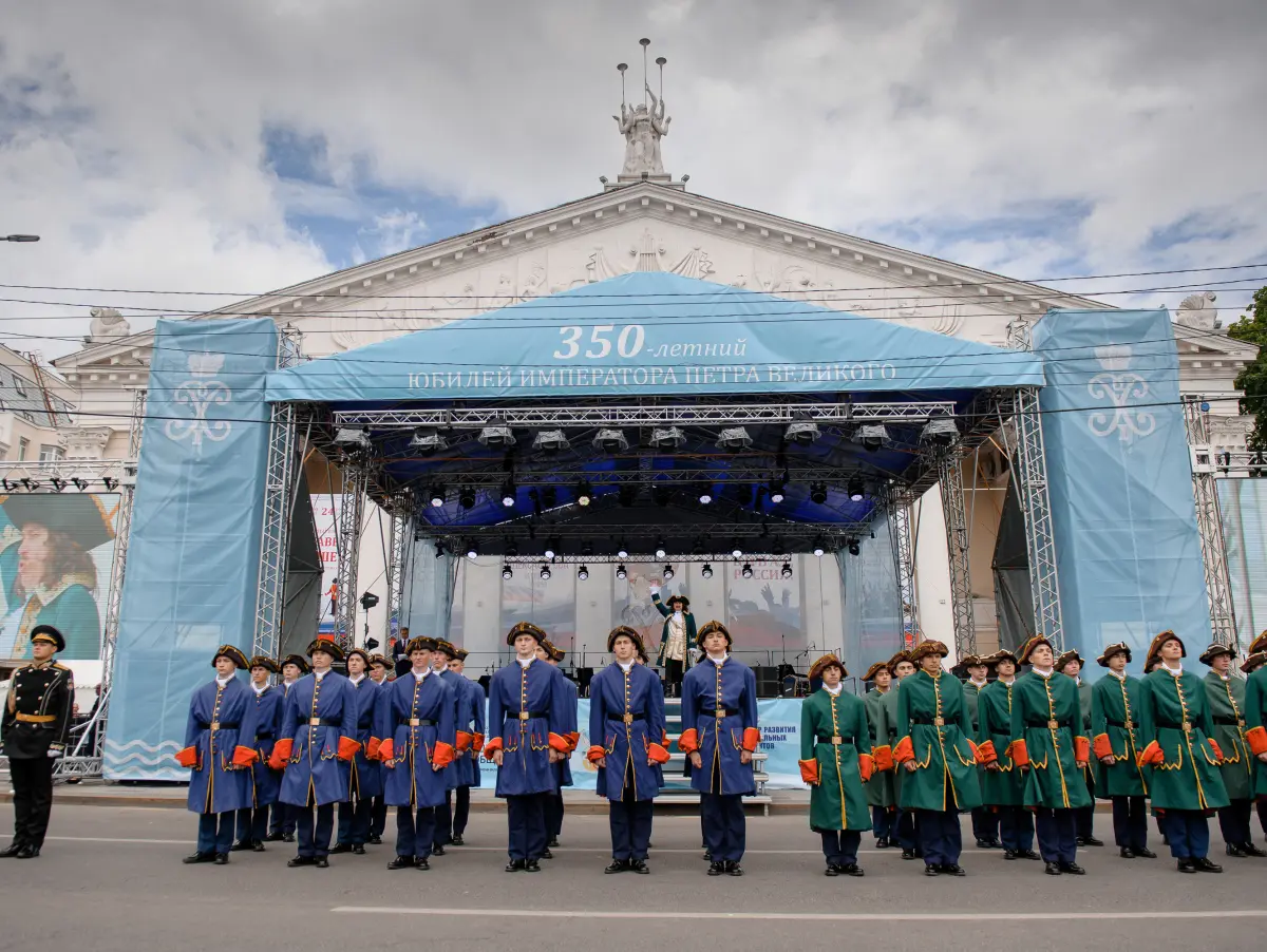 Губернатор принял участие в праздновании 350-летия Петра I на площади  Ленина в Воронеже