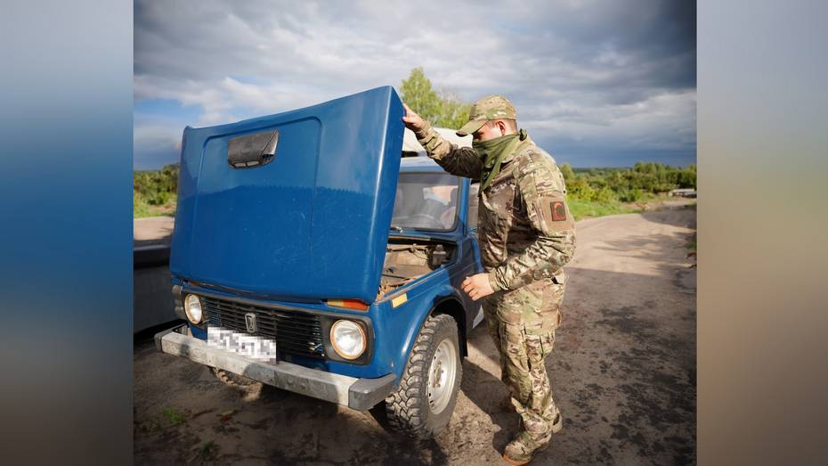 Острогожские волонтеры передали автомобиль «Нива» бойцам СВО