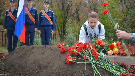 В селе Семилуки перезахоронили погибшего в 1943 году солдата 