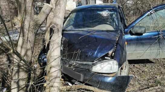 Воронежский водитель «Лады» не справился с управлением и врезался в дерево: мужчина погиб