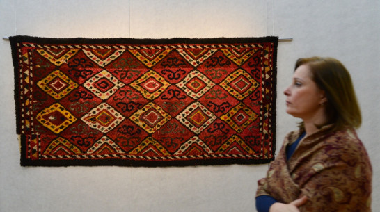 Зал воронежского музея завесили туркменскими коврами