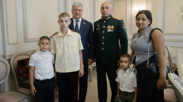 Губернатор Александр Гусев встретился с воронежским ветераном СВО Иваном Скорыниным и его семьей
