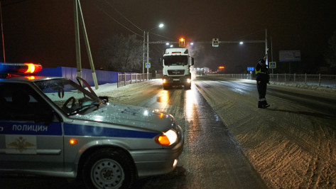 В Воронежской области грузовик загорелся после столкновения с фурой: водитель погиб