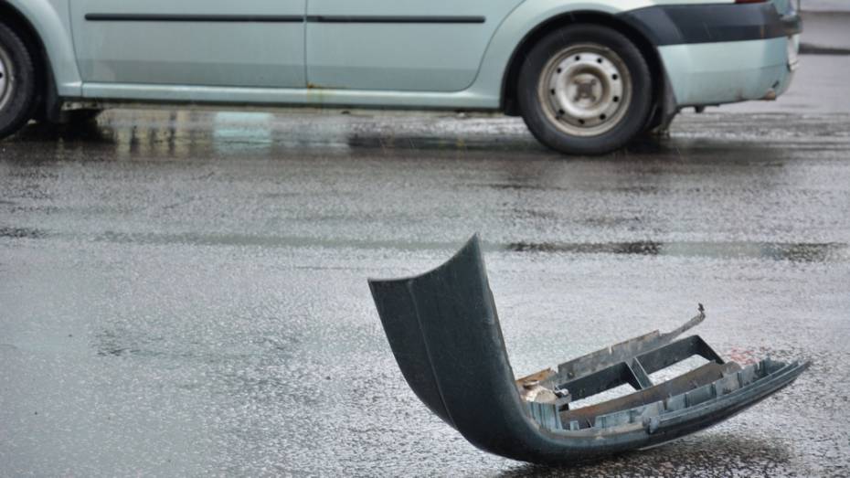 В Острогожском районе «Нива» опрокинулась в кювет: пострадала 22-летняя автоледи