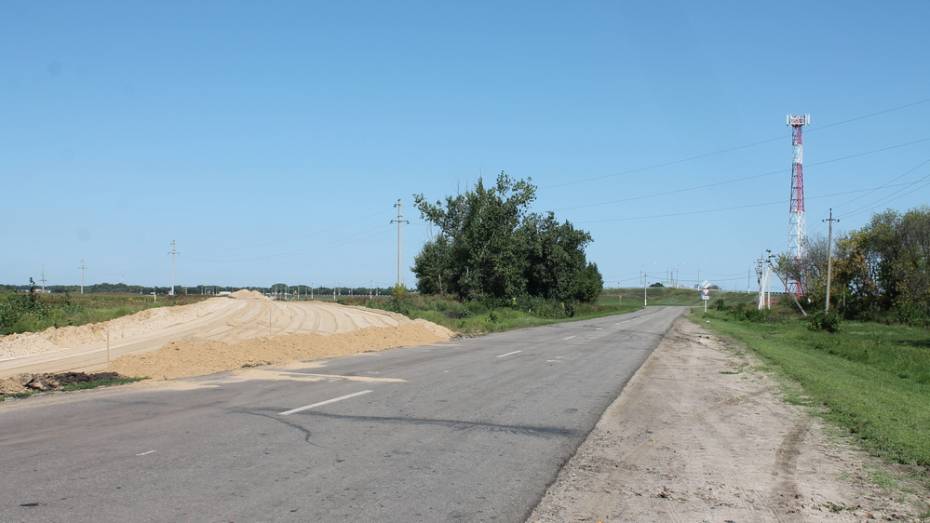 В Верхнем Мамоне из-за ремонта закрыли участок дороги на въезде со стороны облцентра