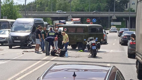 Водитель автомобиля медпомощи в Воронеже попал в больницу после ДТП на окружной