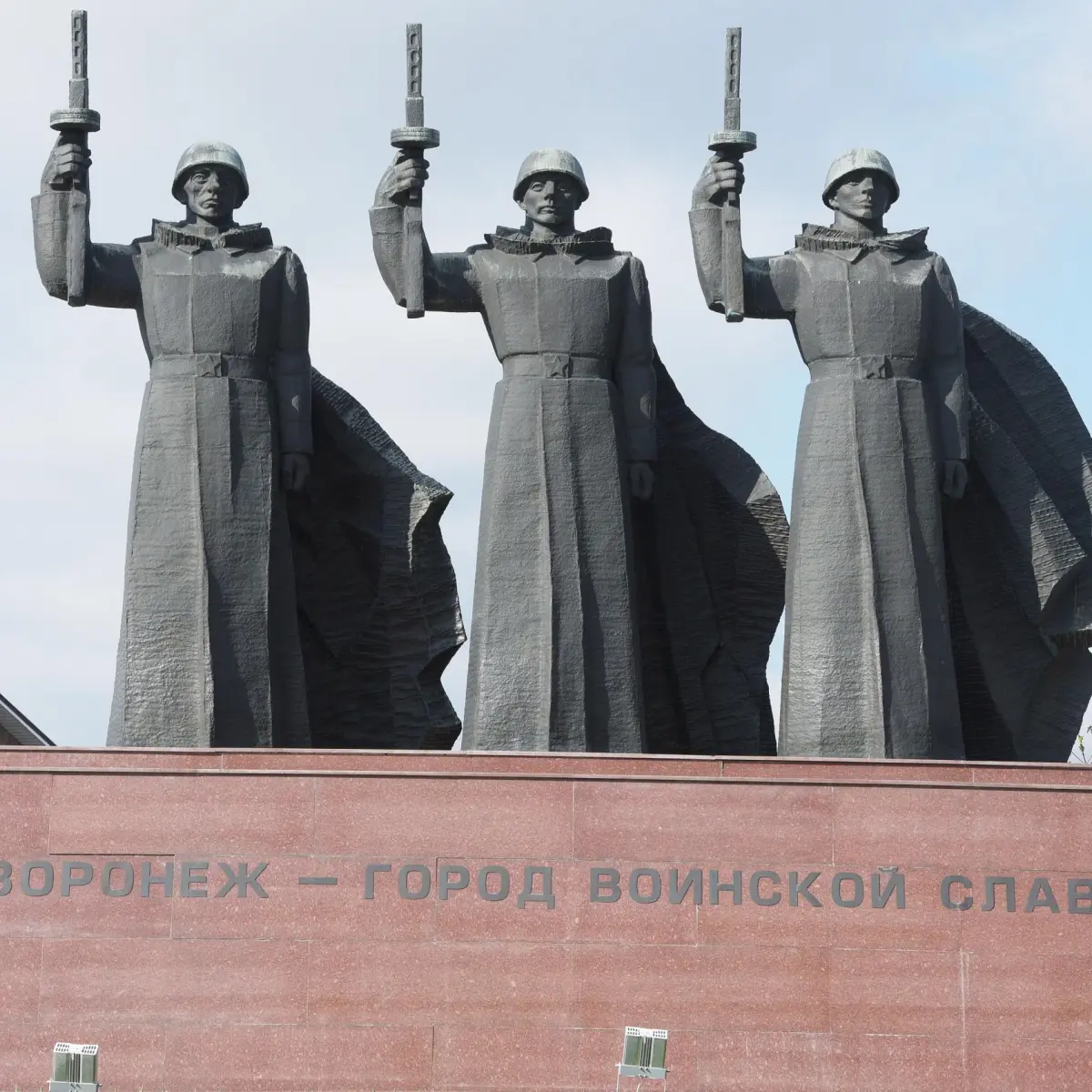 Фото памятников Воронежа: Бунину, Высоцкому, Есенину, Петру 1