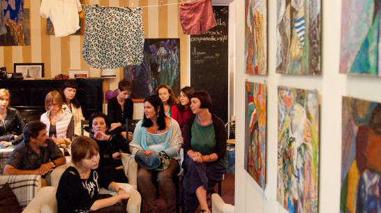 Липецкий художник показал в Воронеже выставку-квартирник о бездомных