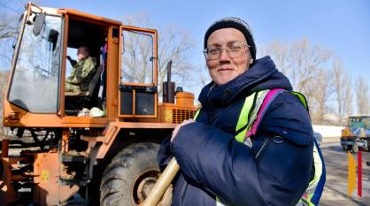 «Обидно читать комментарии в соцсетях»: история грузчика Александры Коровиной, которая 16 лет убирает улицы Воронежа