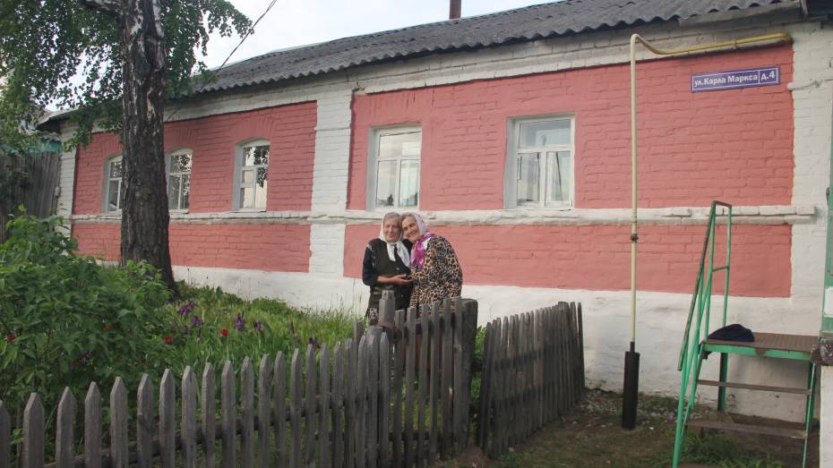 «У нас общее все». Сестры-пенсионерки вернулись из Воронежа в 100-летний сельский дом