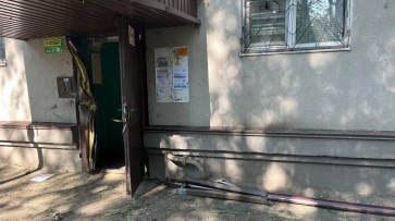 Украинские беспилотники врезались в подъезд многоэтажки и частные дома в Курске