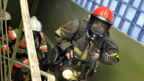 В Воронеже загорелся 5-этажный дом: 56-летнюю женщину госпитализировали с ожогами