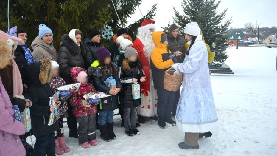 Воробьевские волонтеры поздравили с Новым годом и Рождеством 300 детей