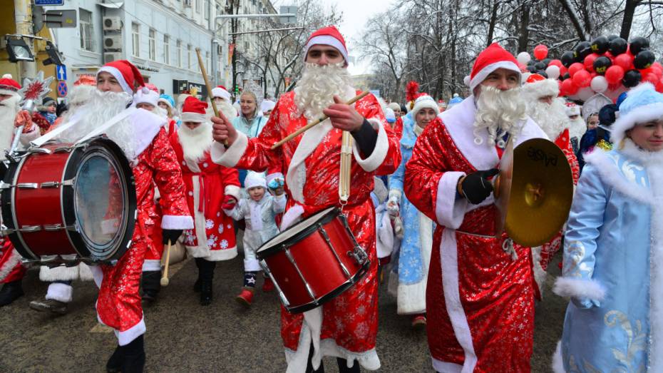 В предновогоднем параде в Воронеже поучаствовали 150 пар Дедов Морозов со Снегурочками