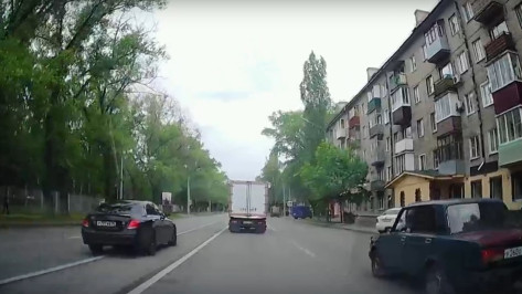 В Воронеже водителя Mercedes-Benz оштрафовали после появления в Сети видео нарушения ПДД