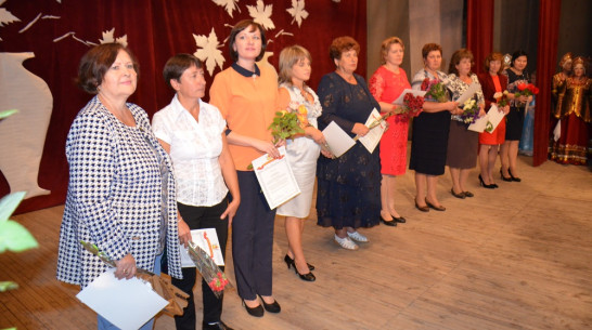 В Верхнемамонском районе поздравили и наградили учителей
