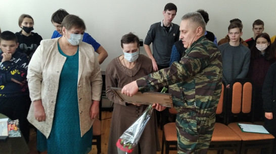 В Воробьевке дочери ветерана ВОВ спустя 20 лет после утраты вернули награду отца