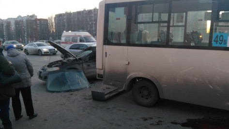 В Воронеже на Московском проспекте столкнулись две маршрутки и иномарка 