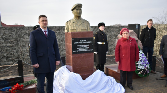 В новоусманском селе Орлово открыли бюст земляку-десантнику Александру Кобзеву