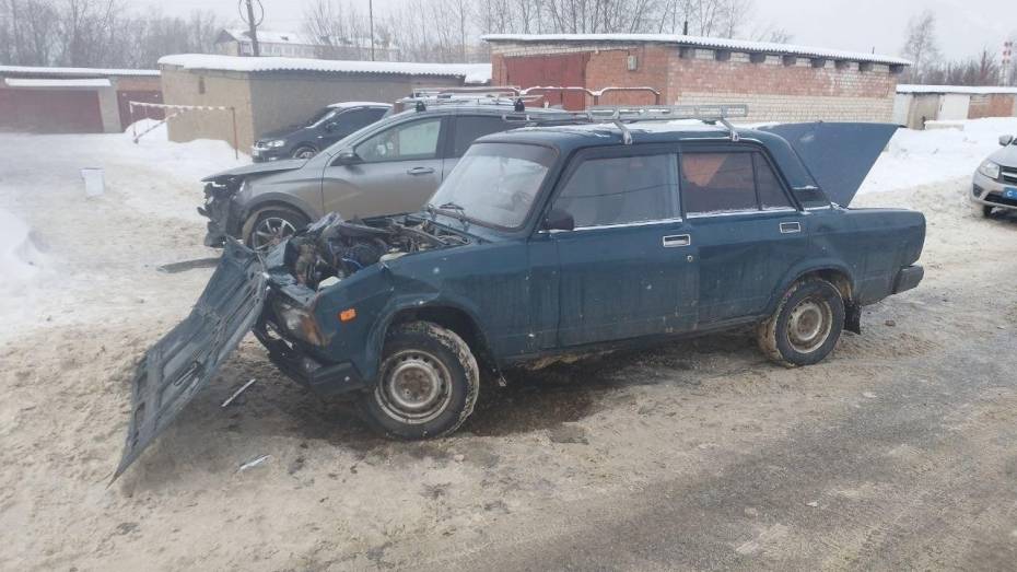 В Воронежской области в лобовом столкновении «семерки» с «Ладой» пострадала женщина