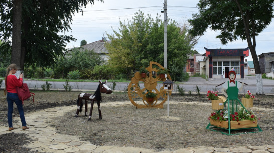 В Борисоглебске в сквере Корнаковского сделали фотозону из работ местных семей