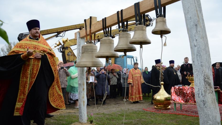 В Острогожском районе освятили возведенную по проекту местных школьников колокольню