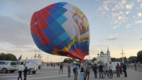 Сильный ветер помешал запустить в небо Воронежа 10 воздушных шаров
