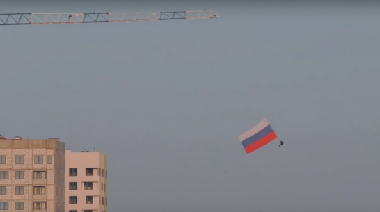 В Воронеже экстремал совершил прыжок с 7-метровым флагом России 