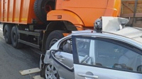 В Воронежской области на трассе М-4 «Дон» грузовик столкнулся с легковушками