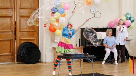 Клоуны и огненное шоу мыльных пузырей: в Воронеже провели праздник для детей с ОВЗ