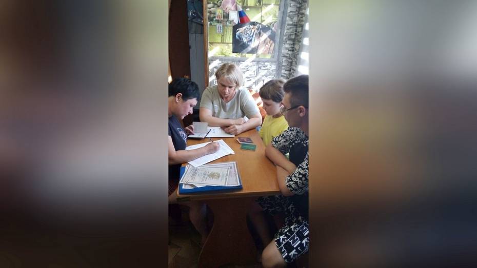 В Бутурлиновке фонд «Защитники Отечества» помог двум семьям участников СВО