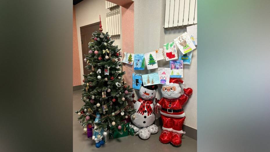 Воронежцы украшают свои подъезды к Новому году