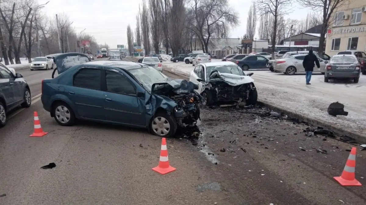 В Воронеже 2 человека пострадали при лобовом столкновении иномарок на  Димитрова