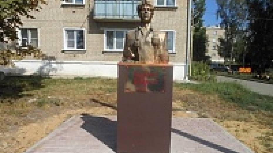 В Подгоренском районе на улице Есенина установили бюст поэта