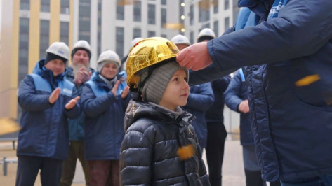 «Мне – 8, «ВЫБОРУ» – 28». Юный Антоныч поздравил строительную компанию с днем рождения