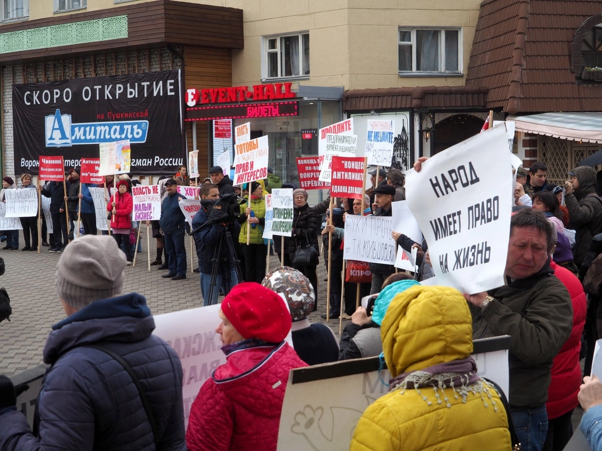 Нам надо просто доработать до пенсии». В Воронеже прошел пикет против сноса  рынков