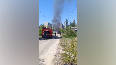 Охваченные огнем «Жигули» в Нововоронеже сняли на видео