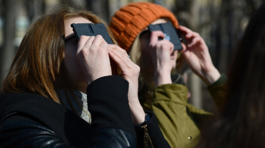 Воронежцы полюбовались солнечным затмением через рентгеновские снимки и диски