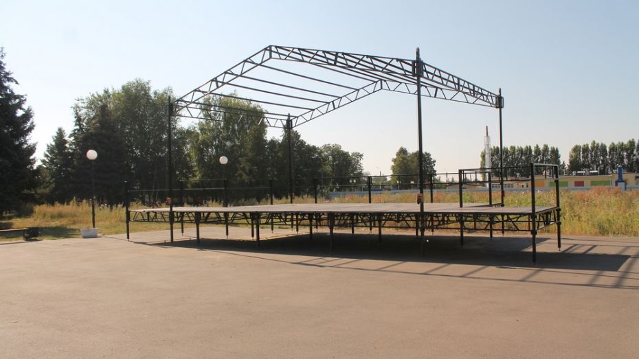 В парке хохольского села Новогремяченское установили концертную сцену