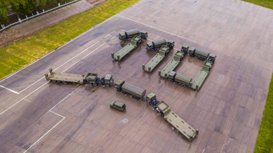 Воронежские военные отметили праздник автомобильных войск флешмобом с КамАЗами