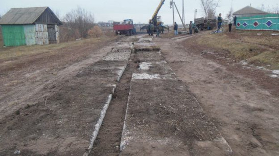 В Нижнедевицком районе железобетонными плитами укрепят сельские  дороги