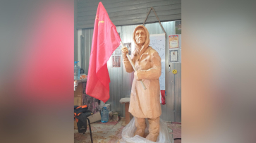 Воронежский мастер опубликовал свежие фото скульптуры украинской бабушки с красным флагом