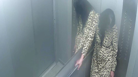 Странный поступок босой девушки в леопардовом платье сняли на видео в Воронеже