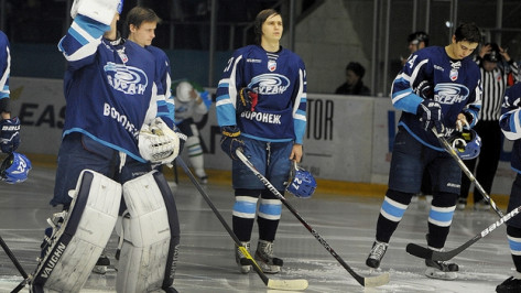 Хоккеисты «Бурана» Егор Алешин и Павел Копытин играли два последних матча в чужих коньках