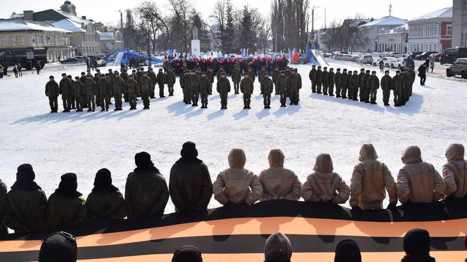 В Борисоглебске военнослужащие и молодежь провели совместный флешмоб