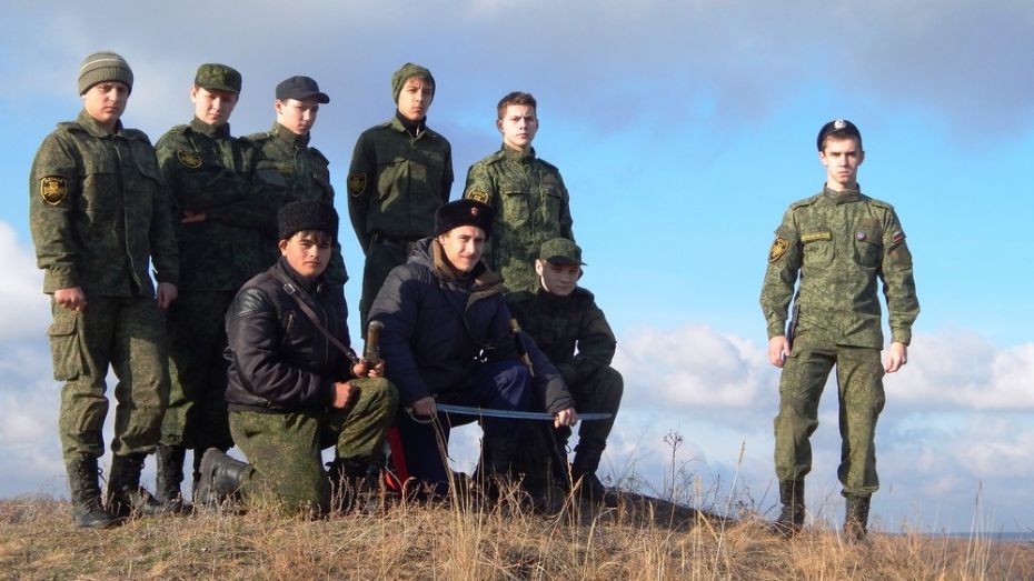 Юные казаки из Семилукского района  помогли хохольцам обустроить родник