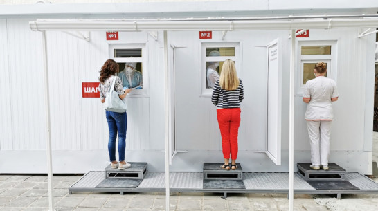 В диагностическом центре Воронежа на COVID-19 теперь тестируют на улице