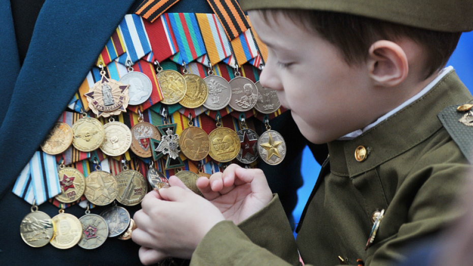 С военной формы российских солдат уберут гражданские награды