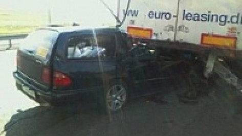 В Воронежской области Mercedes-Benz врезался в фуру: 2 человека погибли, 2 ранены